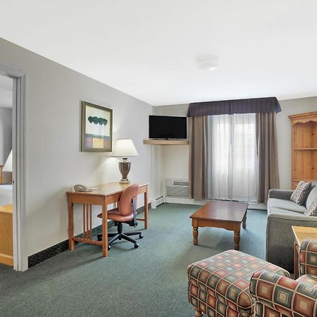 Baymont By Wyndham Essex Burlington Area Hotel Bagian luar foto