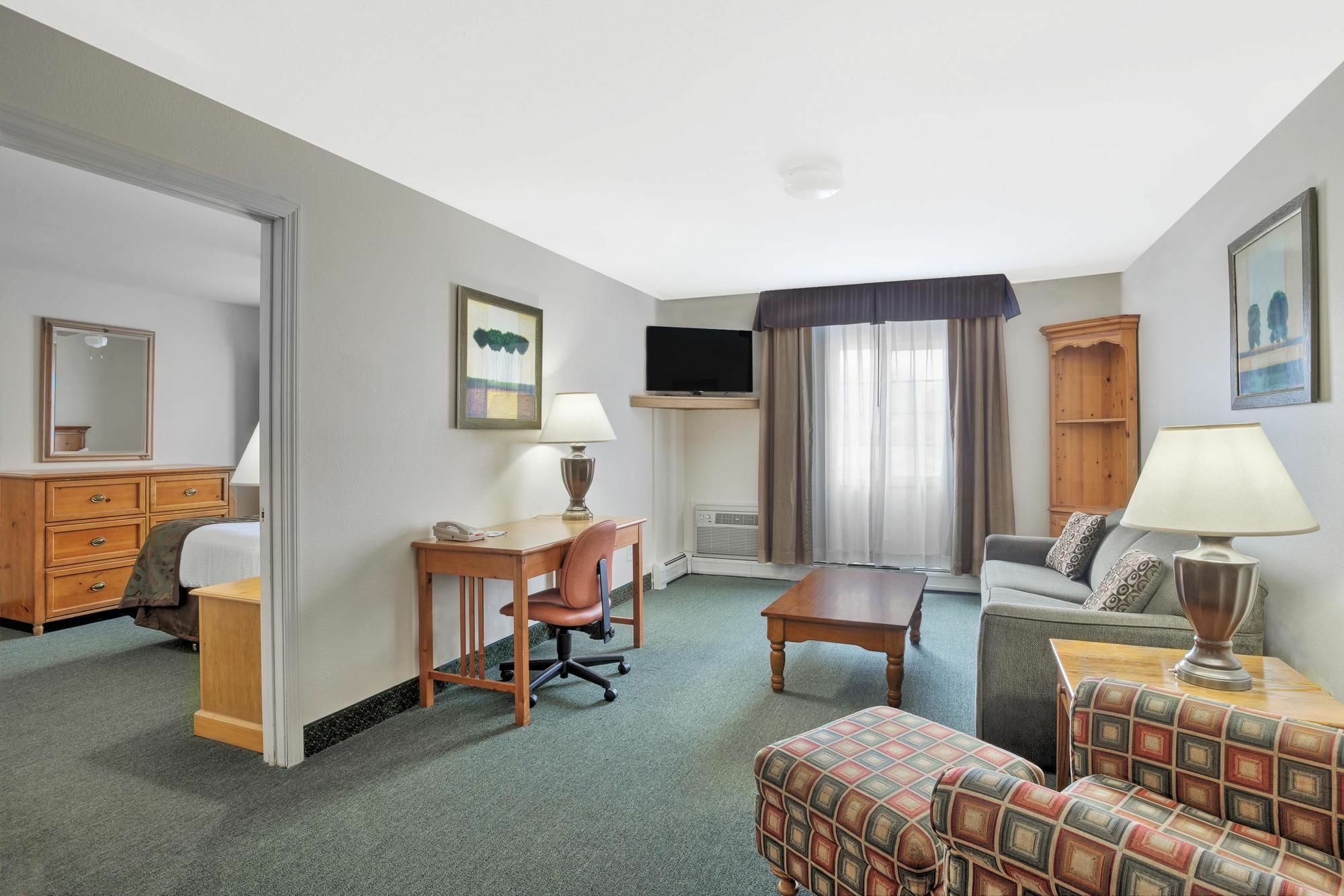 Baymont By Wyndham Essex Burlington Area Hotel Bagian luar foto