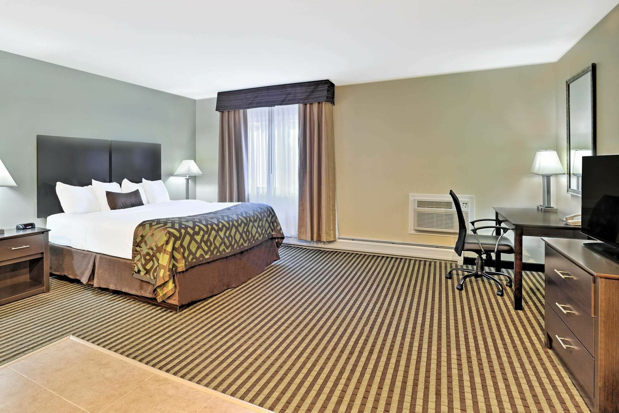Baymont By Wyndham Essex Burlington Area Hotel Bagian luar foto