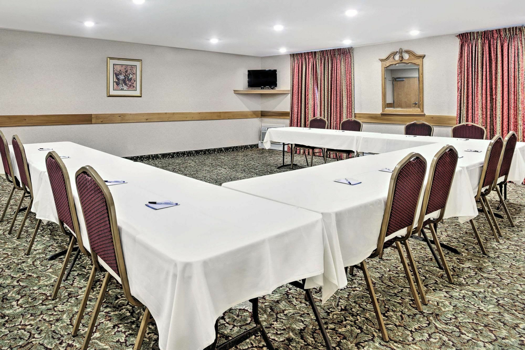 Baymont By Wyndham Essex Burlington Area Hotel Bagian luar foto