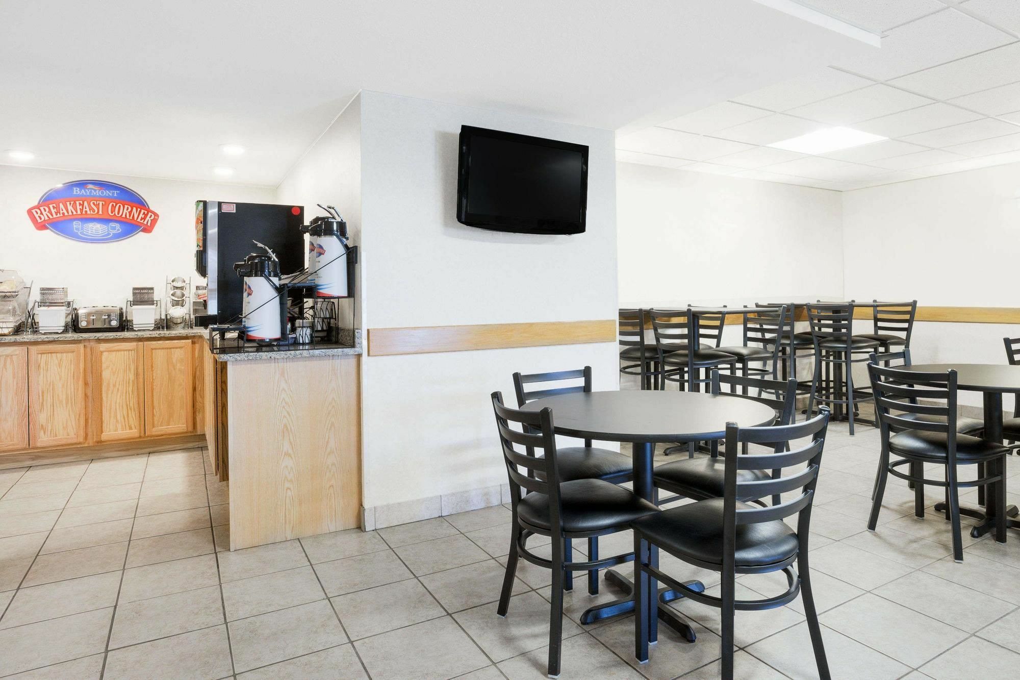 Baymont By Wyndham Essex Burlington Area Hotel Bagian luar foto
