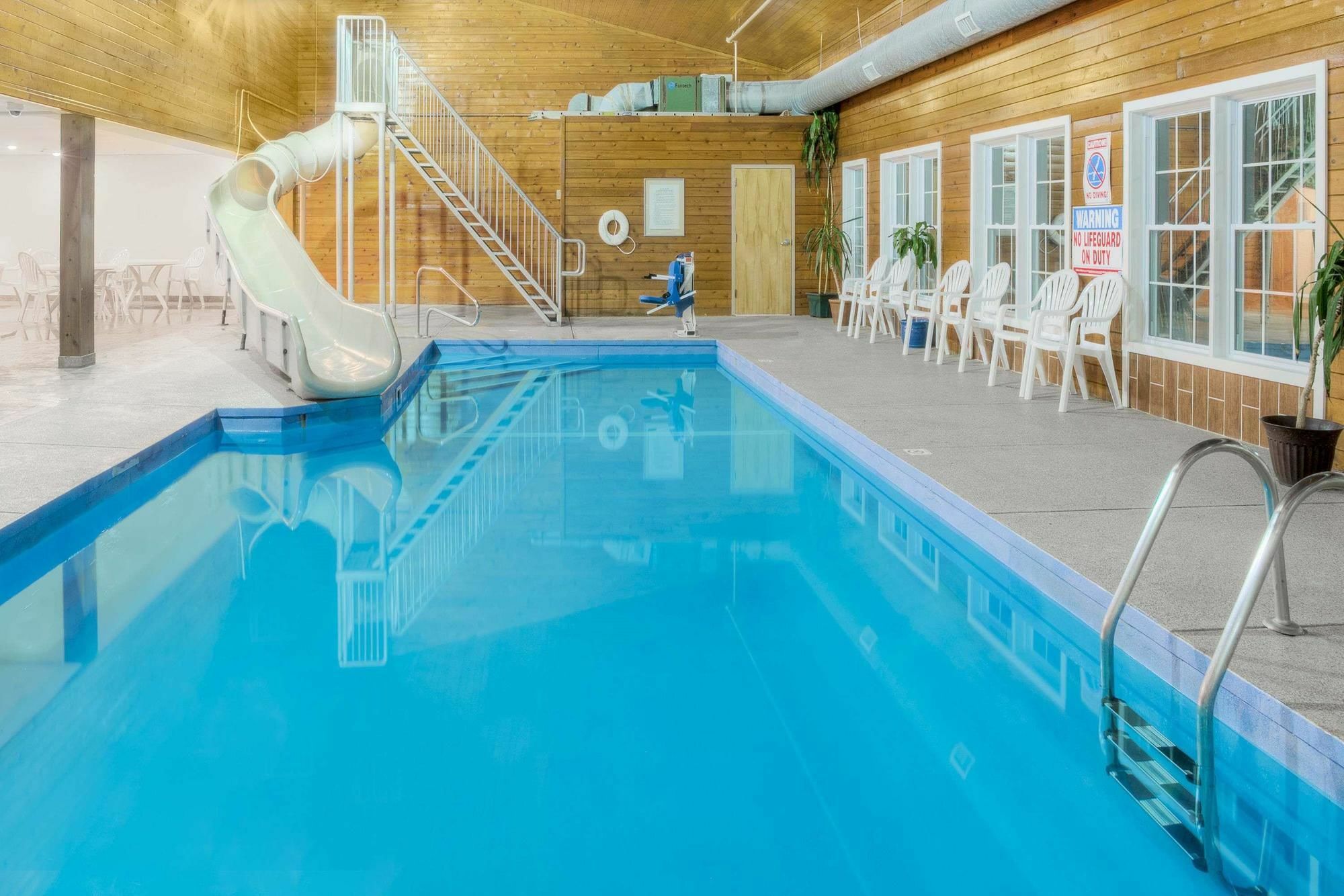 Baymont By Wyndham Essex Burlington Area Hotel Bagian luar foto