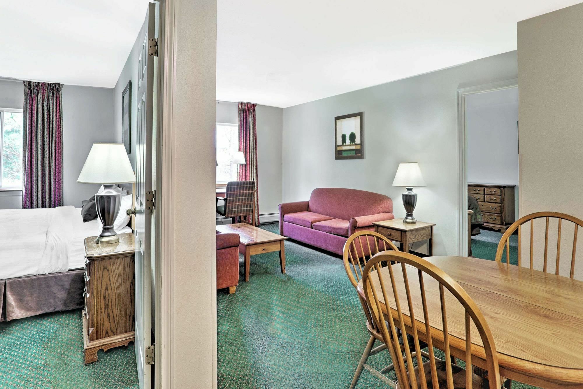 Baymont By Wyndham Essex Burlington Area Hotel Bagian luar foto