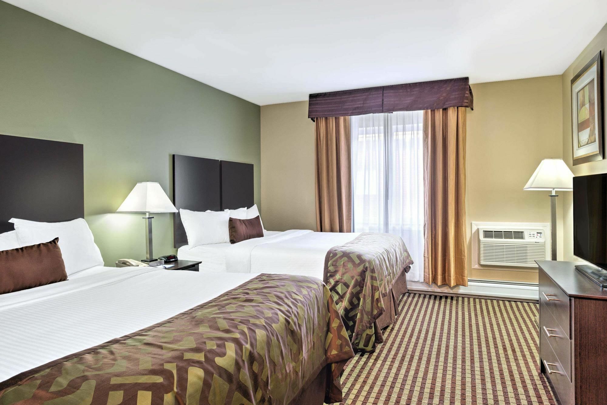 Baymont By Wyndham Essex Burlington Area Hotel Bagian luar foto