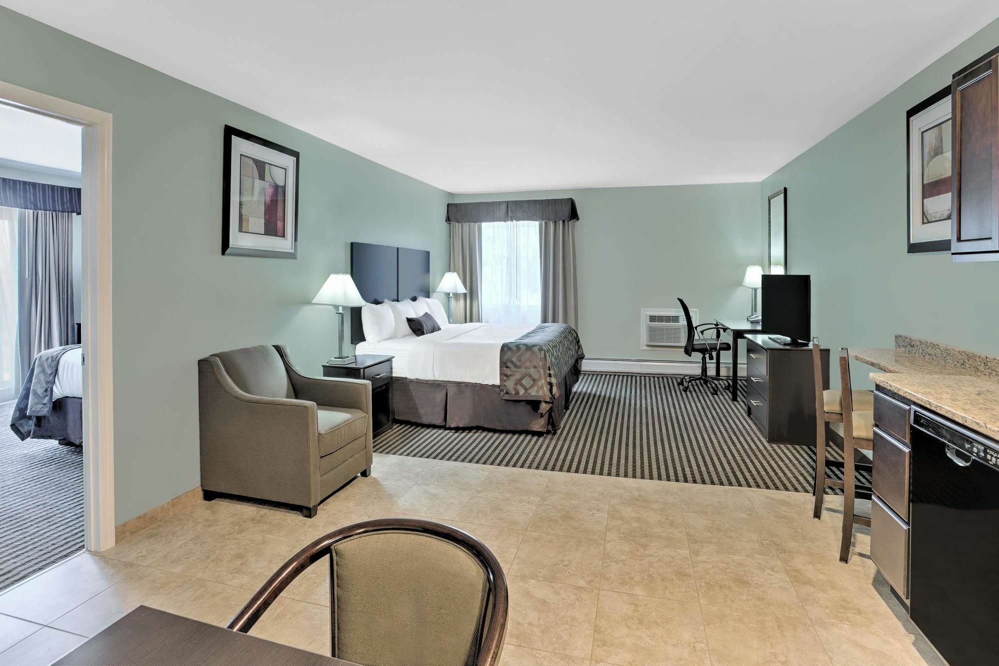 Baymont By Wyndham Essex Burlington Area Hotel Bagian luar foto