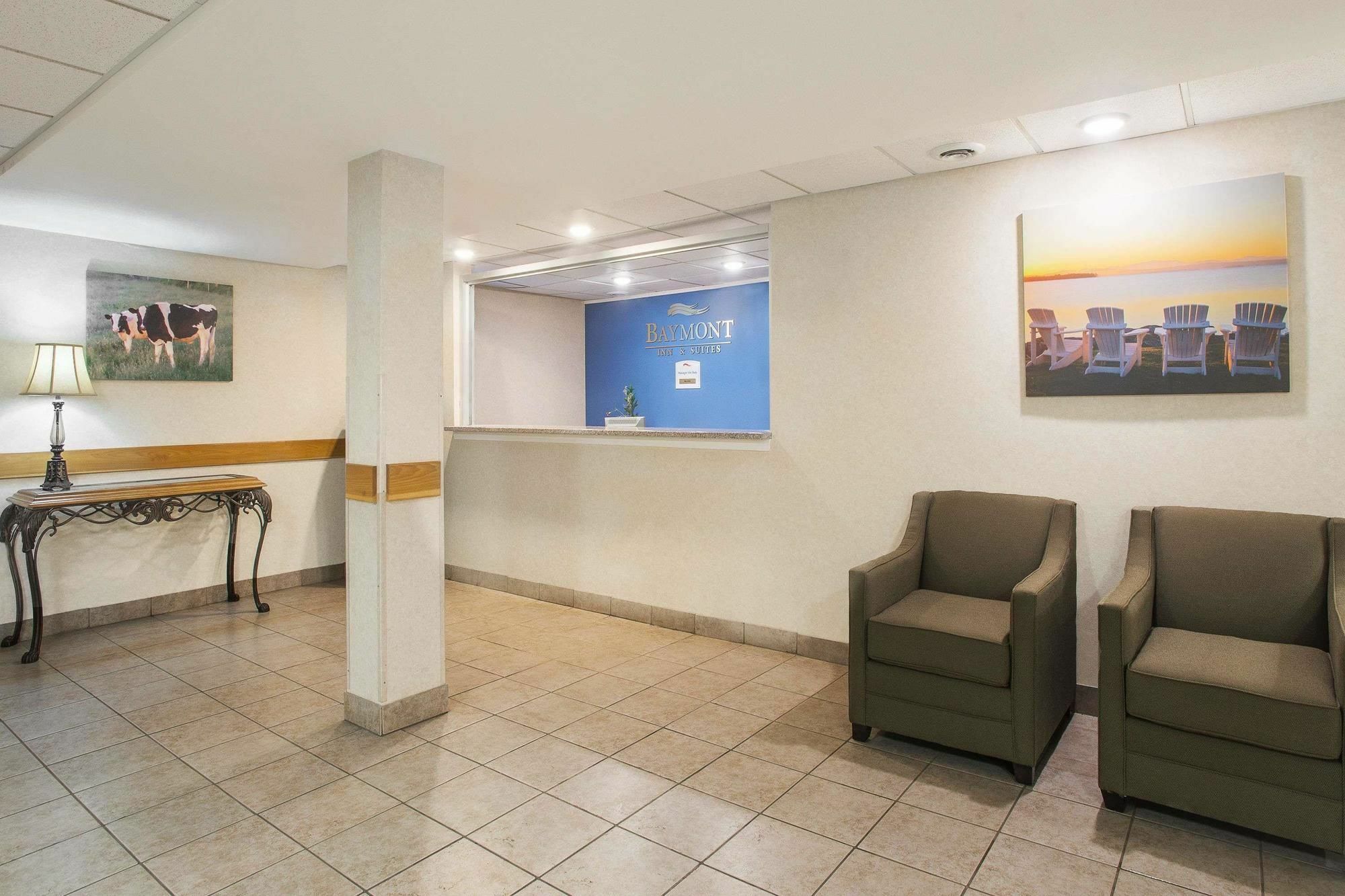 Baymont By Wyndham Essex Burlington Area Hotel Bagian luar foto