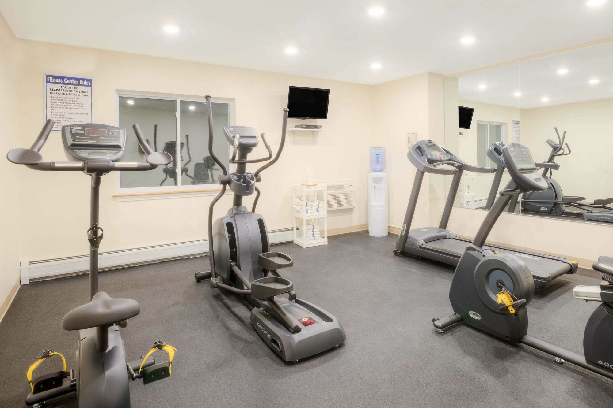 Baymont By Wyndham Essex Burlington Area Hotel Bagian luar foto